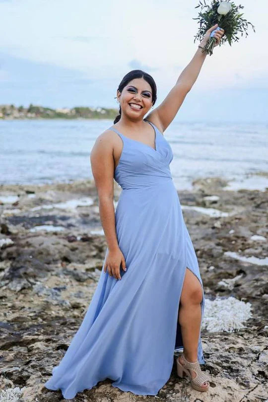 Vestido de dama de honor plisado con escote en V y tirantes finos de gasa con abertura
